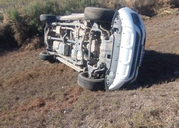 Un conductor ebrio chocó e hizo volcar a un patrullero en 25 de Mayo