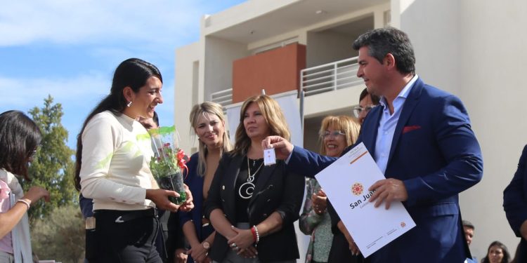 Marcelo Orrego entregó 112 viviendas del nuevo barrio Los Surcos en Chimbas