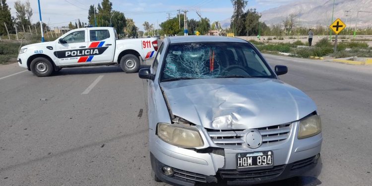 Un hombre de 73 años hospitalizado tras ser embestido por un auto en Pocito