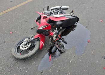 Grave accidente en Chimbas: dos jóvenes heridos tras impactar contra un auto