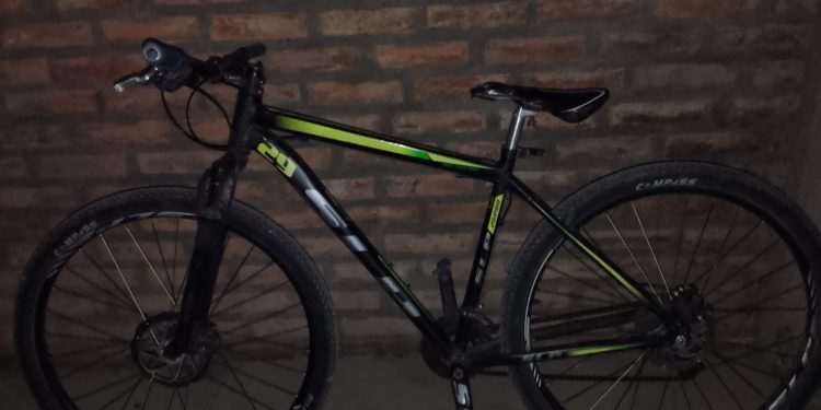 Roban una bicicleta en un supermercado y aparece abandonada en un descampado