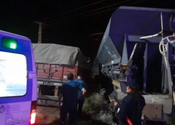 Impactante choque en San Juan: un tren embistió a un camión cargado con cal