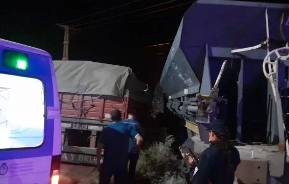 Impactante choque en San Juan: un tren embistió a un camión cargado con cal