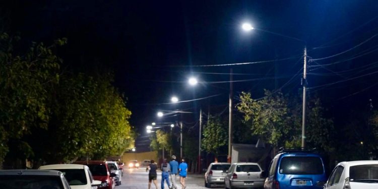 Nueva iluminación LED en una arteria clave para cinco barrios de Chimbas
