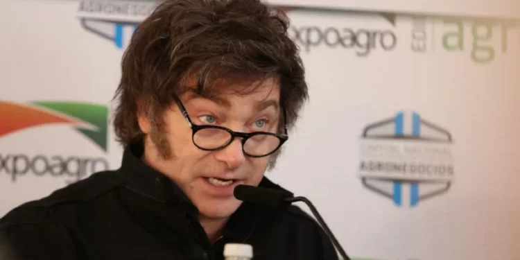 La periodista que se “acercó” a Javier Milei tras la separación con Yuyito González