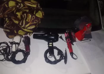 Robó en una peluquería y al ver a la policía tiró el botín y huyó