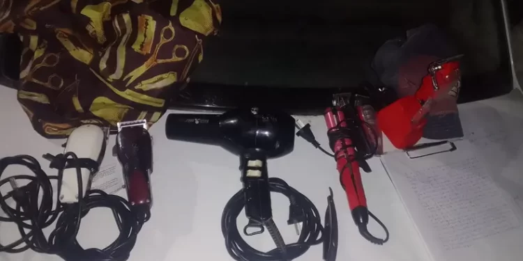 Robó en una peluquería y al ver a la policía tiró el botín y huyó