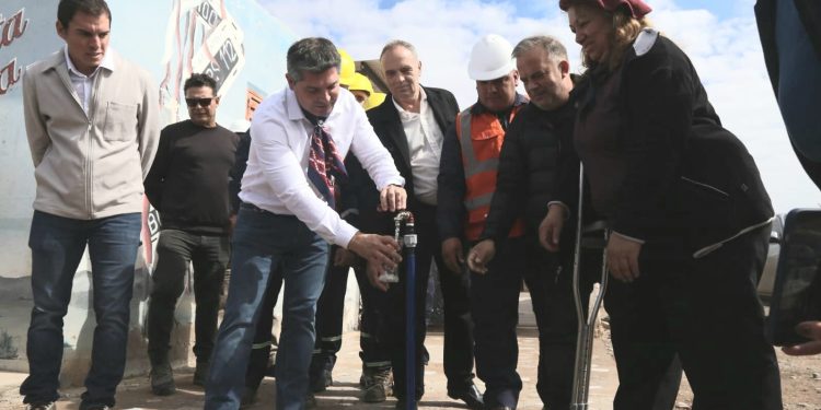 Después de años de abandono, Orrego cumplió con Vallecito y llevó el agua potable