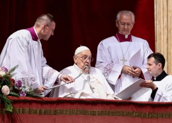 Francisco, con dificultades, asomó al balcón para desear una buena Pascua