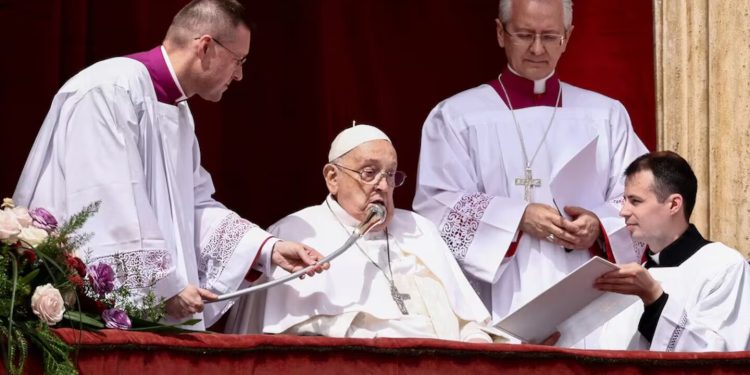 Francisco, con dificultades, asomó al balcón para desear una buena Pascua