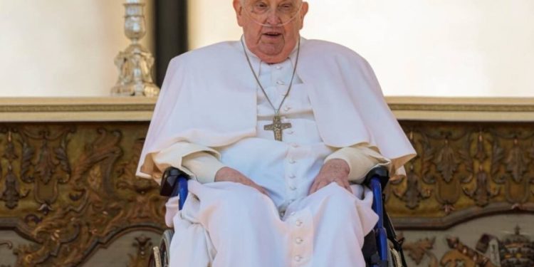 El papa Francisco reapareció en la plaza San Pedro y emocionó a los fieles