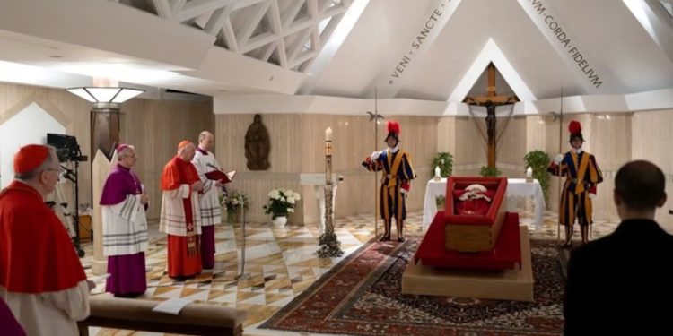 Difundieron las fotos del Papa Francisco en su féretro: ¿cuándo será el funeral?