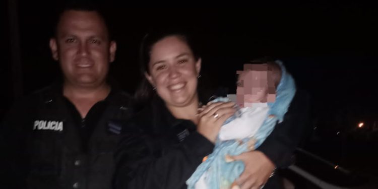 ¡Héroes en acción! Policías salvaron a un bebé de dos meses en San Juan