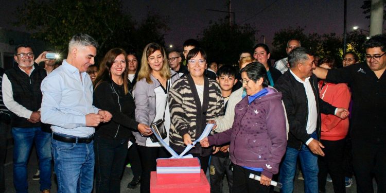 Chimbas va por el 100% LED: Daniela Rodríguez iluminó una calle muy transitada