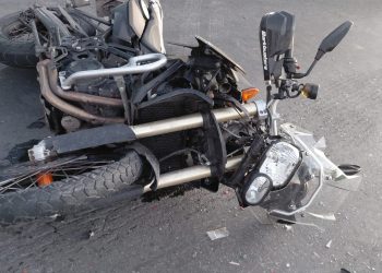 Violento choque entre auto y moto en una conocida esquina dejó un herido