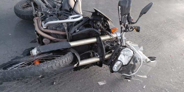 Violento choque entre auto y moto en una conocida esquina dejó un herido