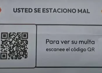 Alerta por nueva estafa con falsos carteles de infracción en autos