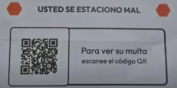 Alerta por nueva estafa con falsos carteles de infracción en autos