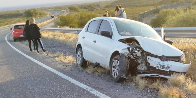Grave accidente en la Ruta 141: un auto se cruzó de carril y chocó de frente