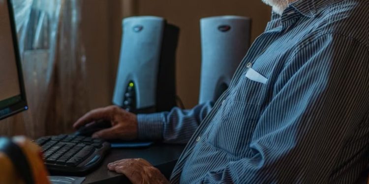 Abuelo de 81 años condenado por consumir y distribuir videos de abuso infantil