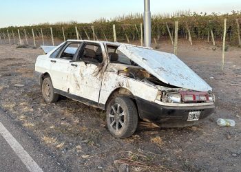 Vuelco en San Martín: dos hombres fueron asistidos tras un grave accidente