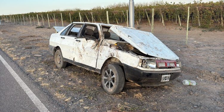 Vuelco en San Martín: dos hombres fueron asistidos tras un grave accidente