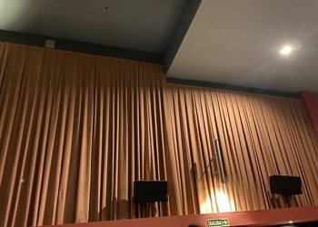 Fue a ver “Destino final” al cine por su cumpleaños y se le cayó una parte del techo encima