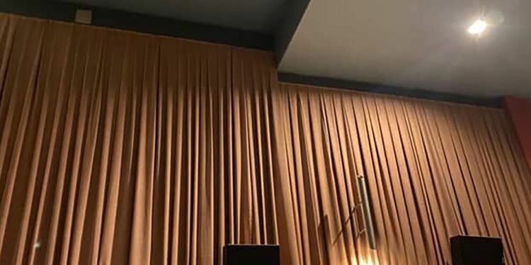 Fue a ver “Destino final” al cine por su cumpleaños y se le cayó una parte del techo encima