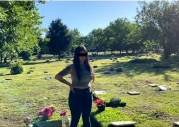 Se filmó teniendo sexo en un cementerio, vendió el video y la denunciaron