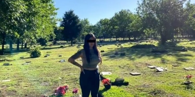 Se filmó teniendo sexo en un cementerio, vendió el video y la denunciaron