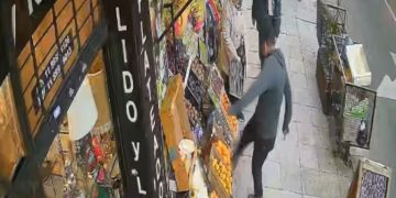 Un hombre se enojó porque no le regalaron verduras y destrozó el local