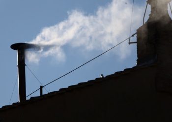 Habemus papam: hubo fumata blanca en el Vaticano y se espera el anuncio del sucesor de Francisco