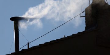 Habemus papam: hubo fumata blanca en el Vaticano y se espera el anuncio del sucesor de Francisco