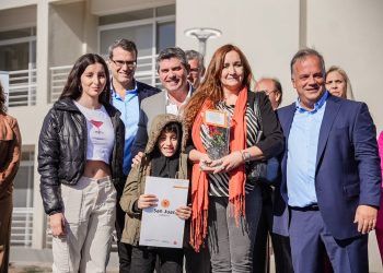 Marcelo Orrego encabezó una nueva entrega de viviendas en San Juan