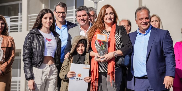 Marcelo Orrego encabezó una nueva entrega de viviendas en San Juan