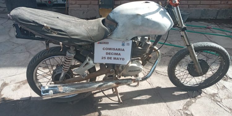 Sorpresa en 25 de Mayo: encontraron una moto robada dentro de un canal