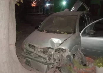 Volvían del boliche y estrellaron su auto contra un árbol y una vivienda