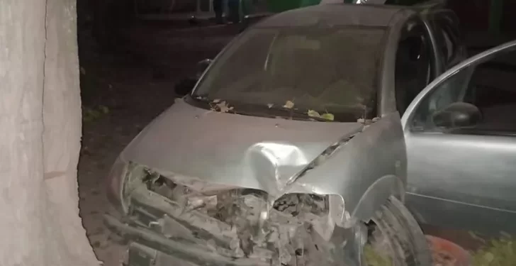 Volvían del boliche y estrellaron su auto contra un árbol y una vivienda