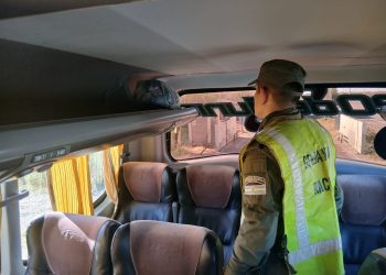 Operativo en la Ruta 20: descubren una bolsa con cocaína en un colectivo