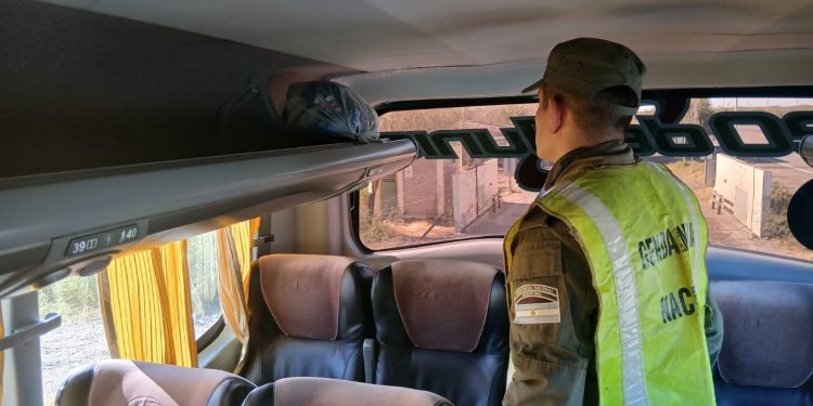 Operativo en la Ruta 20: descubren una bolsa con cocaína en un colectivo