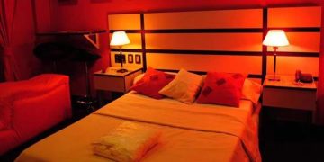 Murió en un hotel alojamiento, su amante escapó y su esposa reconoció el cuerpo