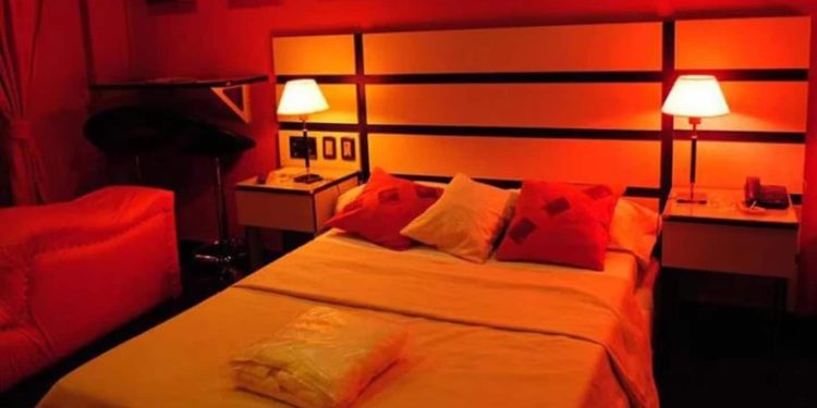 Murió en un hotel alojamiento, su amante escapó y su esposa reconoció el cuerpo