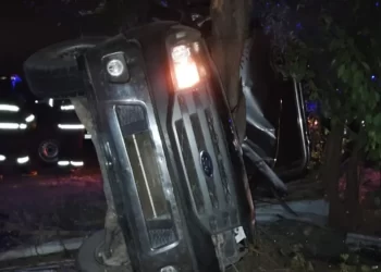 Un joven de 27 años se estrelló contra un árbol en su camioneta y murió