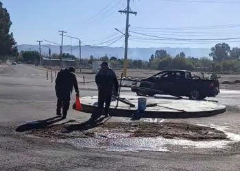 VIDEO: Graban a empleados del Municipio de Caucete tapando baches con tierra