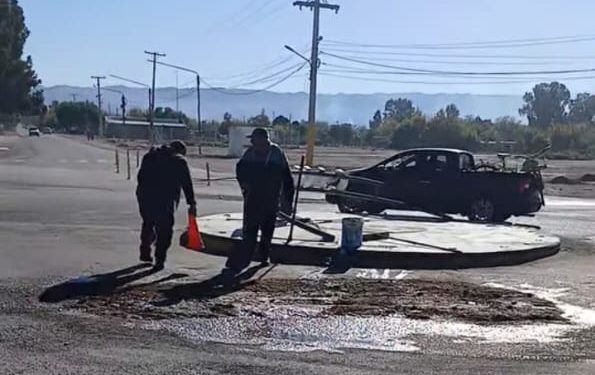 VIDEO: Graban a empleados del Municipio de Caucete tapando baches con tierra