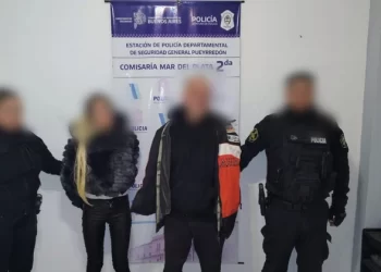 Una pareja destruyó una habitación de un hotel alojamiento y huyó en moto