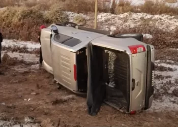 Tres profesionales de la salud volcaron rumbo al hospital por el hielo en la ruta