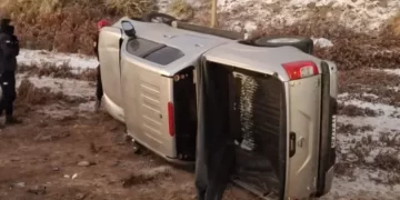 Tres profesionales de la salud volcaron rumbo al hospital por el hielo en la ruta