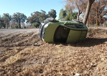 Ruta 20: se les dio vuelta el auto y se salvaron por centímetros