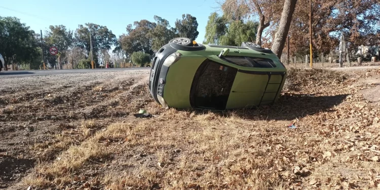 Ruta 20: se les dio vuelta el auto y se salvaron por centímetros